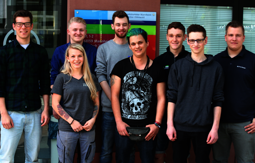 Gruppenfoto von acht jungen Menschen vor dem Haupteingang der Handwerkskammer Mannheim Rhein-Neckar-Odenwald.