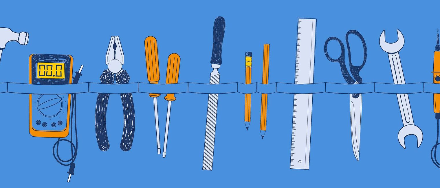 Werkzeuge von links nach rechts: Hammer, Multimeter, Zange, Schraubenzieher, Feile, Bleistift, Maßstab, Schere, Gabelschlüssel, Spannungsprüfer
