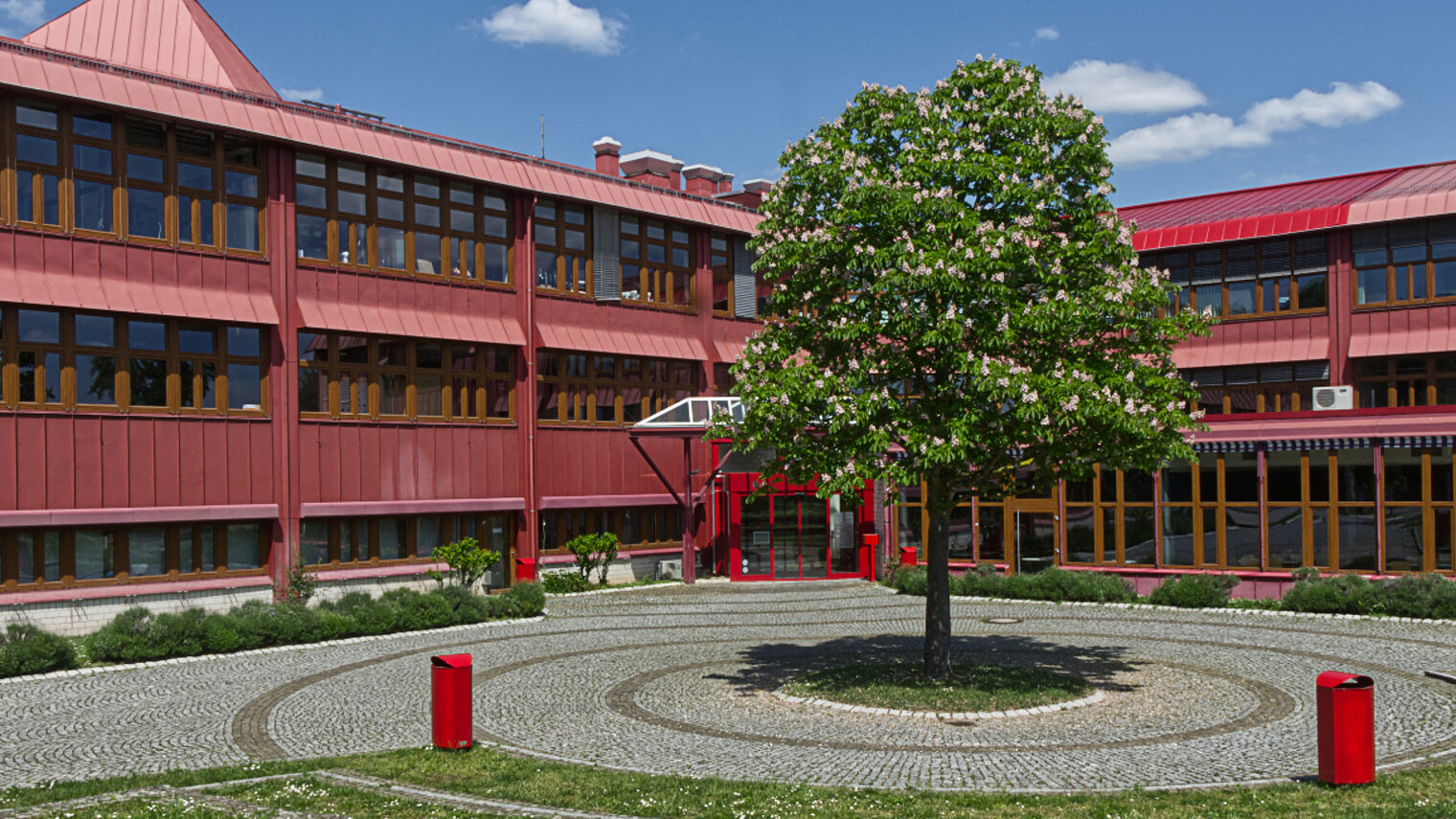 Das rote Gebäude in Mannheim - die Bildungsakademie der Handwerkskammer