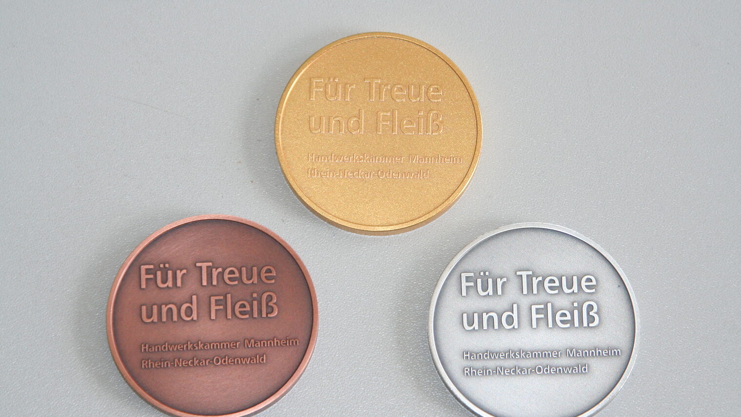 Treuemedaillen in Gold, Silber und Bronze mit der Aufschrift: Für Treue und Fleiß