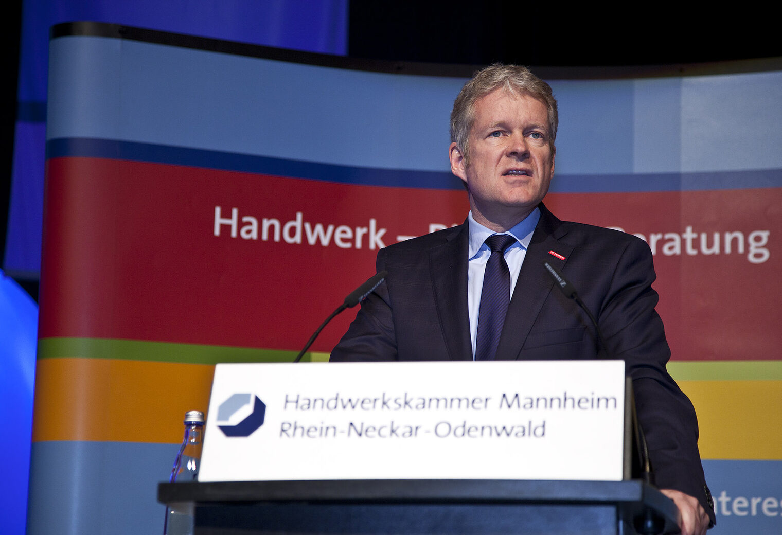 Generalsekretär Holger Schwannecke vom Zentralverband des Deutschen Handwerks (ZDH) machte den 540 Jungmeisterinnen und Jungmeistern mit seinen Worten Mut Generalsekretär Holger Schwannecke vom Zentralverband des Deutschen Handwerks (ZDH) machte den 540 Jungmeisterinnen und Jungmeistern mit seinen Worten Mut