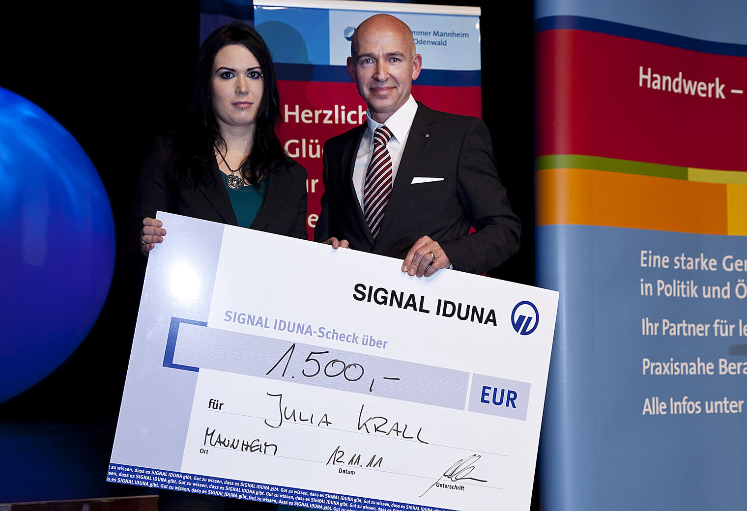 Bäckermeisterin Julia Krall aus Lindenfels war die Jahrgangsbeste und erhielt einen Preis der Signal-Iduna Versicherungsgruppe Bäckermeisterin Julia Krall aus Lindenfels war die Jahrgangsbeste und erhielt einen Preis der Signal-Iduna Versicherungsgruppe