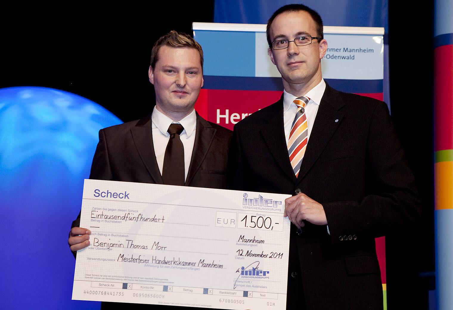 Den Preis des besten Meisters in einem innovativen Handwerk der Inter-Versicherungsgruppe erhielt Kraftfahrzeugtechnikermeister Benjamin Thomas Morr aus Heidelberg aus der Hand von Finanzvorstand Matthias Kreibich Den Preis des besten Meisters in einem innovativen Handwerk der Inter-Versicherungsgruppe erhielt Kraftfahrzeugtechnikermeister Benjamin Thomas Morr aus Heidelberg aus der Hand von Finanzvorstand Matthias Kreibich