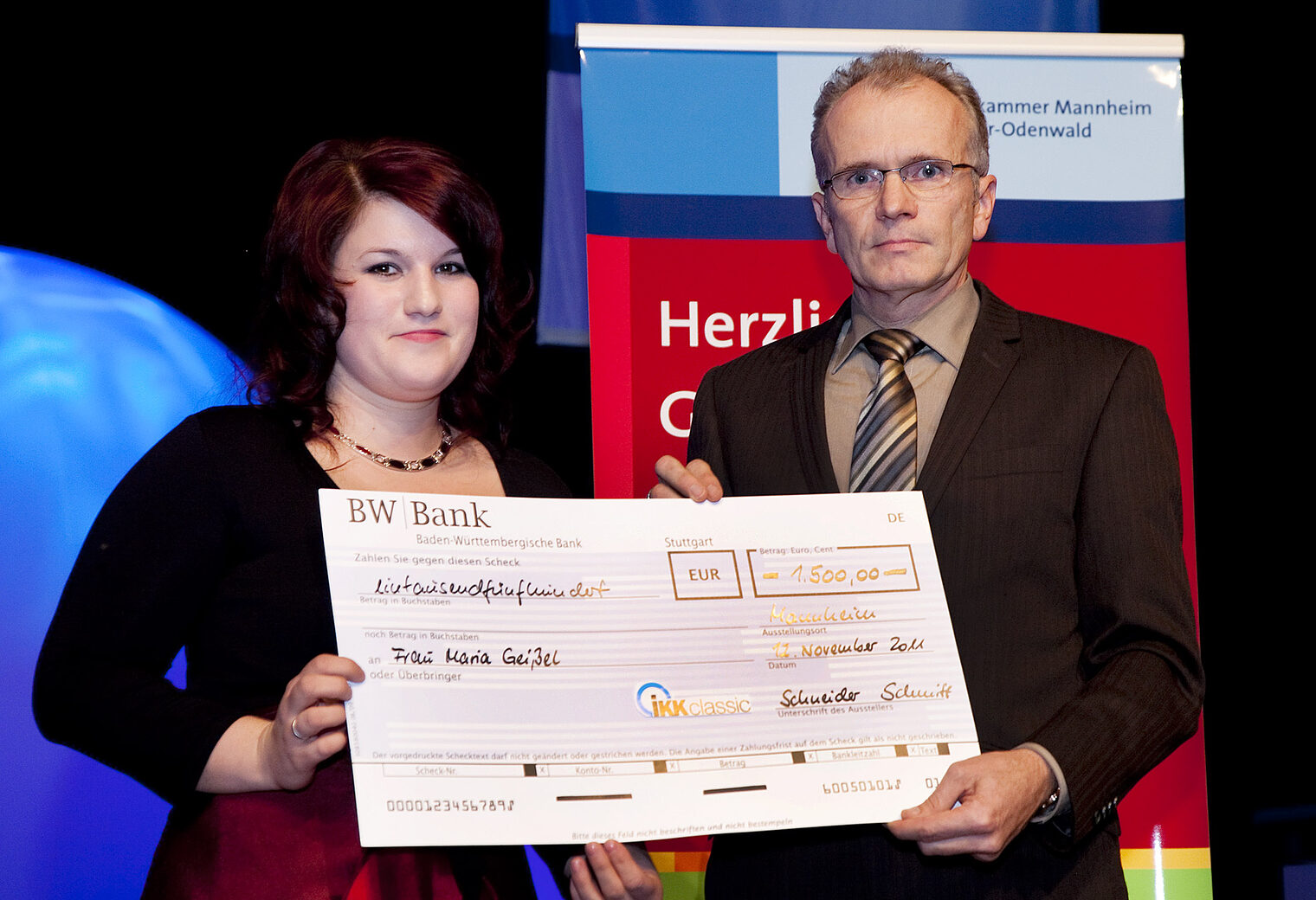 Den Preis für die beste Meisterin aus einem Gesundheitshandwerk erhielt Friseurmeisterin Maria Geißel aus der Hand des stellvertretenen Geschäftsführers der IKK classic Regionaldirektion Rhein-Neckar, Roland Schmitt. Den Preis für die beste Meisterin aus einem Gesundheitshandwerk erhielt Friseurmeisterin Maria Geißel aus der Hand des stellvertretenen Geschäftsführers der IKK classic Regionaldirektion Rhein-Neckar, Roland Schmitt.