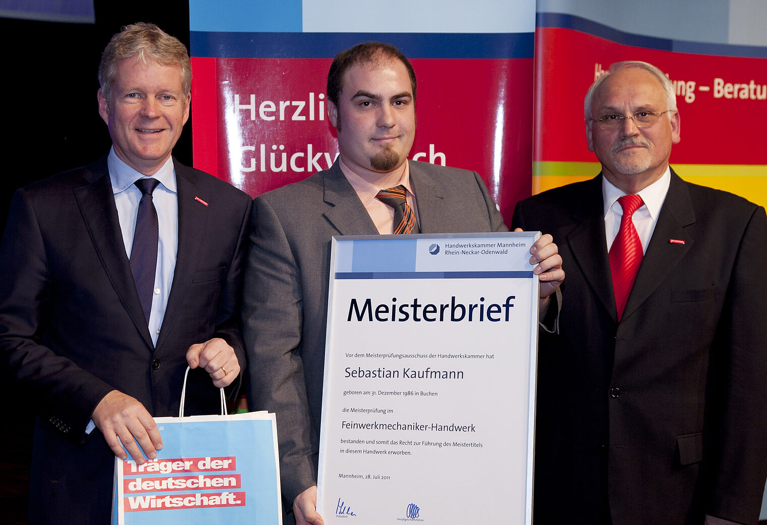 Jahresbester im Feinwerkmechanikerhandwerk war Sebastian Kaufmann Jahresbester im Feinwerkmechanikerhandwerk war Sebastian Kaufmann