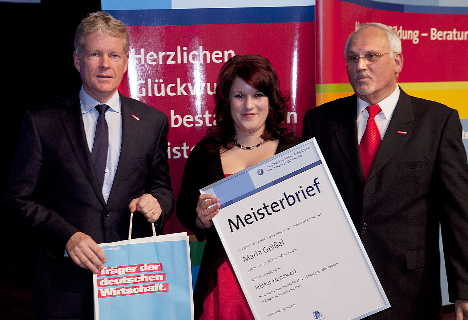 Jahresbeste im Friseurhandwerk war Maria Geißel Jahresbeste im Friseurhandwerk war Maria Geißel