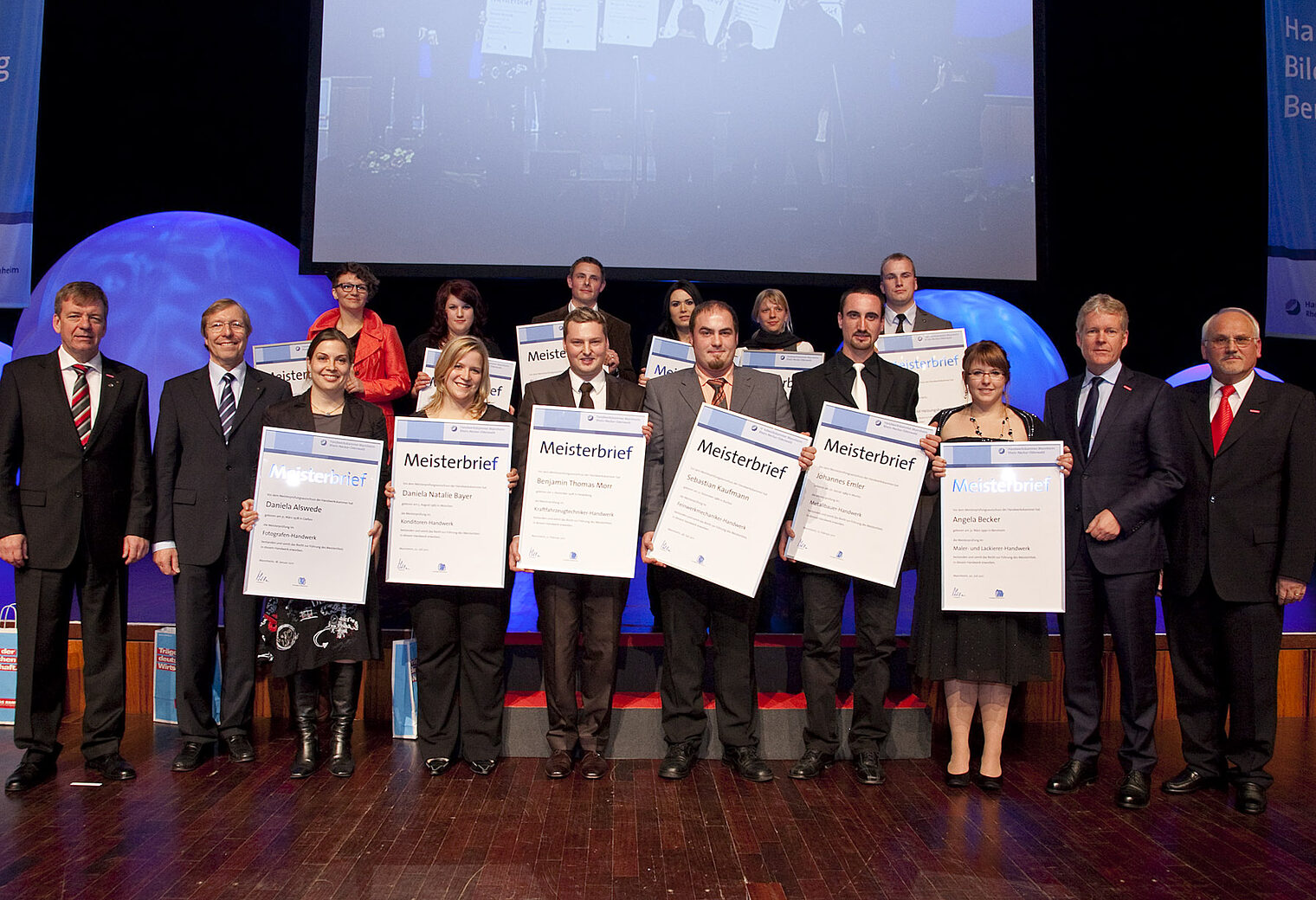 Zu einem Gruppenfoto stellten die Jahresbesten zusammen mit Generalsekretär Holger Schwannecke (2.v. rechts), Kammerpräsident Walter Tschischka (rechts) sowie den beiden Vizepräsidenten der Kammer, Martin Sättele (links) und Alois Jöst (2. v. links) Zu einem Gruppenfoto stellten die Jahresbesten zusammen mit Generalsekretär Holger Schwannecke (2.v. rechts), Kammerpräsident Walter Tschischka (rechts) sowie den beiden Vizepräsidenten der Kammer, Martin Sättele (links) und Alois Jöst (2. v. links)