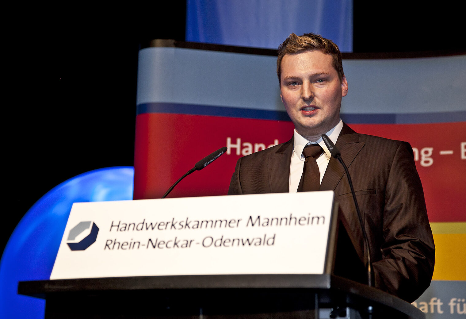 Für die Jungmeisterinnen und Jungmeister sprach Kraftfahrzeugtechnikermeister Benjamin Thomas Morr ein Grußwort Für die Jungmeisterinnen und Jungmeister sprach Kraftfahrzeugtechnikermeister Benjamin Thomas Morr ein Grußwort