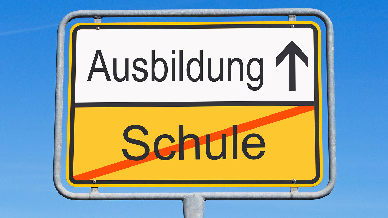 Straßenschild oben Ausbildung mit Pfeil und unten Schule durchgestrichen