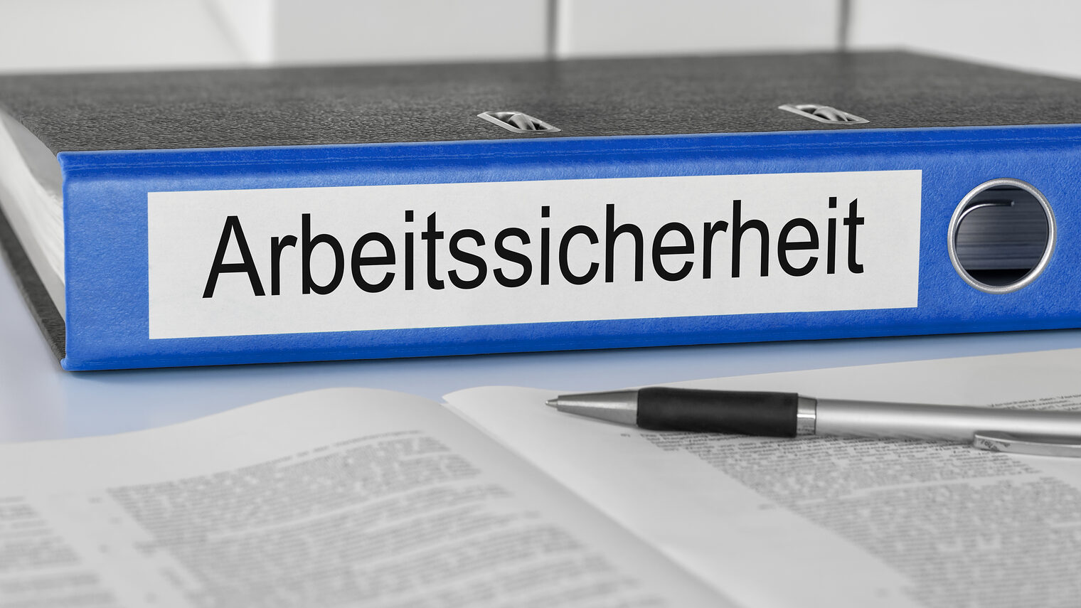 Ordner mit der Aufschrift "Arbeitssicherheit"