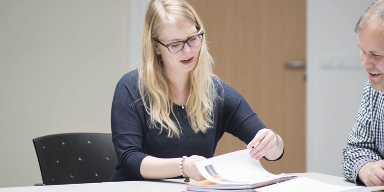 Eine Frau und ein Mann befinden sich in einem Beratungsgespräch 