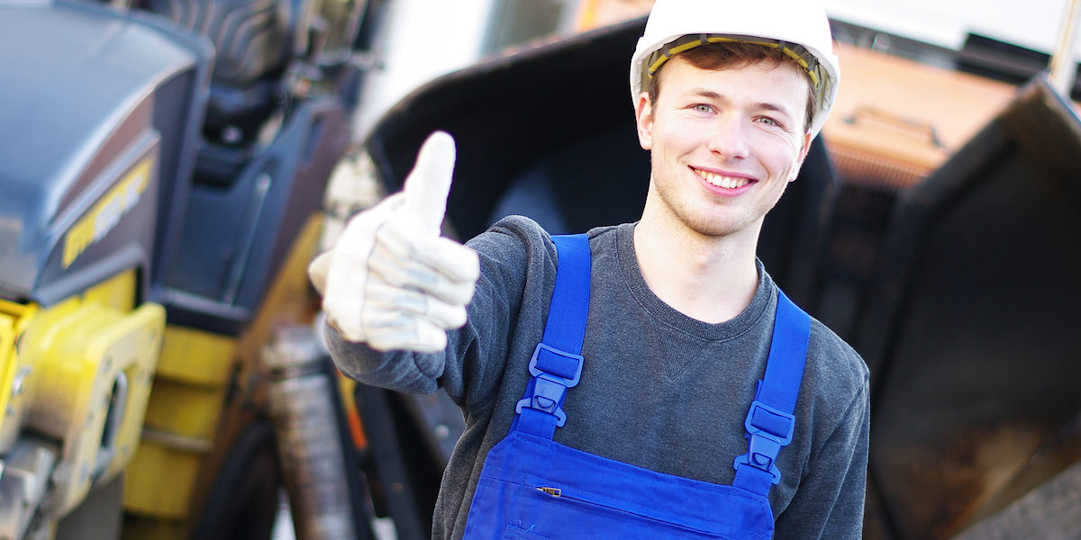 beruf, ausbildung, haus, straenbau, bauhelm, konstruktion, men at work, baubranche, strae, teer, teermaschine, bagger, baggerfahrer, steuern, baugewerbe, planung, bauarbeiter, arbeit, job, arbeiten, lohn, niedriglohn, unternehmen, handwerker, baustelle, berufsausbildung, sicherheit, arbeitsplatz, arbeitsschutz, wirtschaft, geld, investment, blaumann, helm, schutzhelm, mann, jung, dynamisch, attraktiv, selbstbewusst, zufrieden, zukunft, spa, freude, gren, lcheln, sympathisch, architektur, bauen, neubau