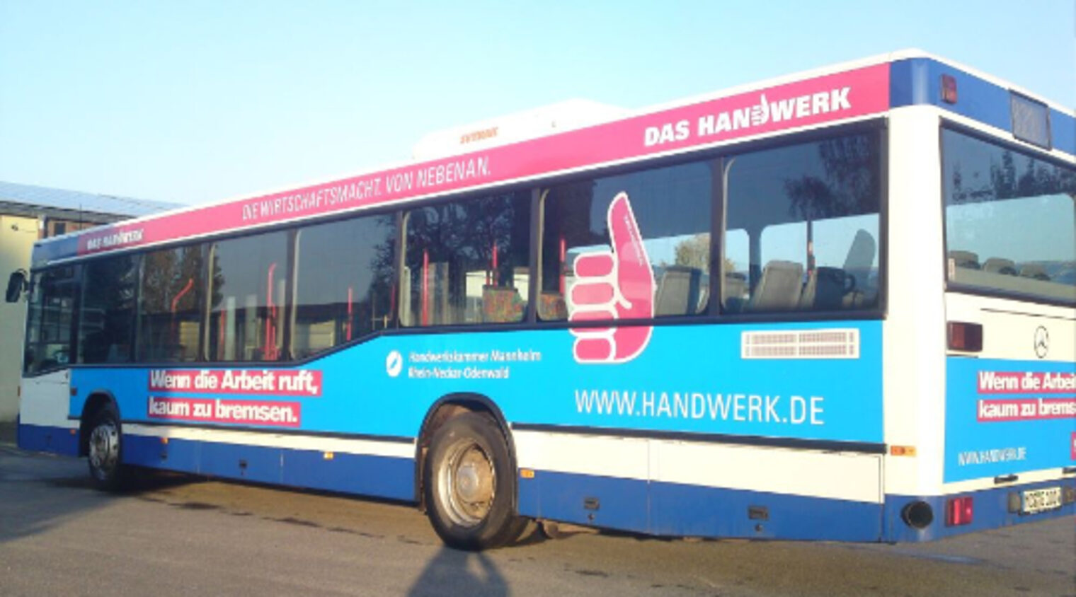 Linienbus mit Werbung aus der Imagekampagne. Text der Werbung: Wenn die Arbeit ruft, kaum zu bremsen.