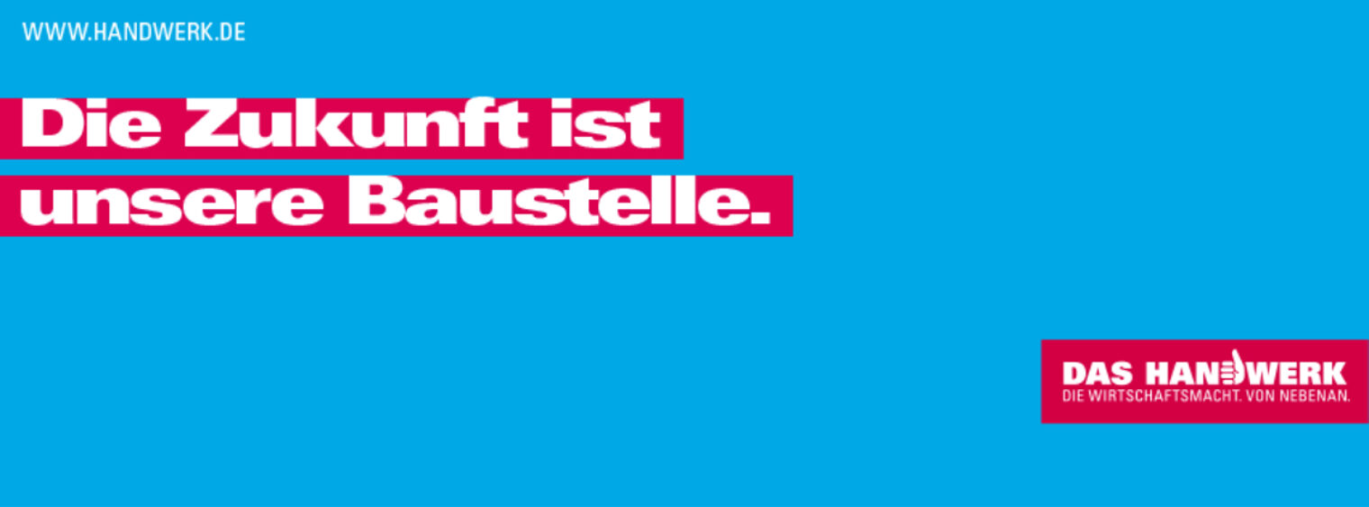 Werbebeispiel der Imagekampagne. Hellblauer Hintergrund, weiße Schrift die auf roten Balken steht und das Kampagnen-Logo. Text der Werbung: Die Zukunft ist unsere Baustelle.