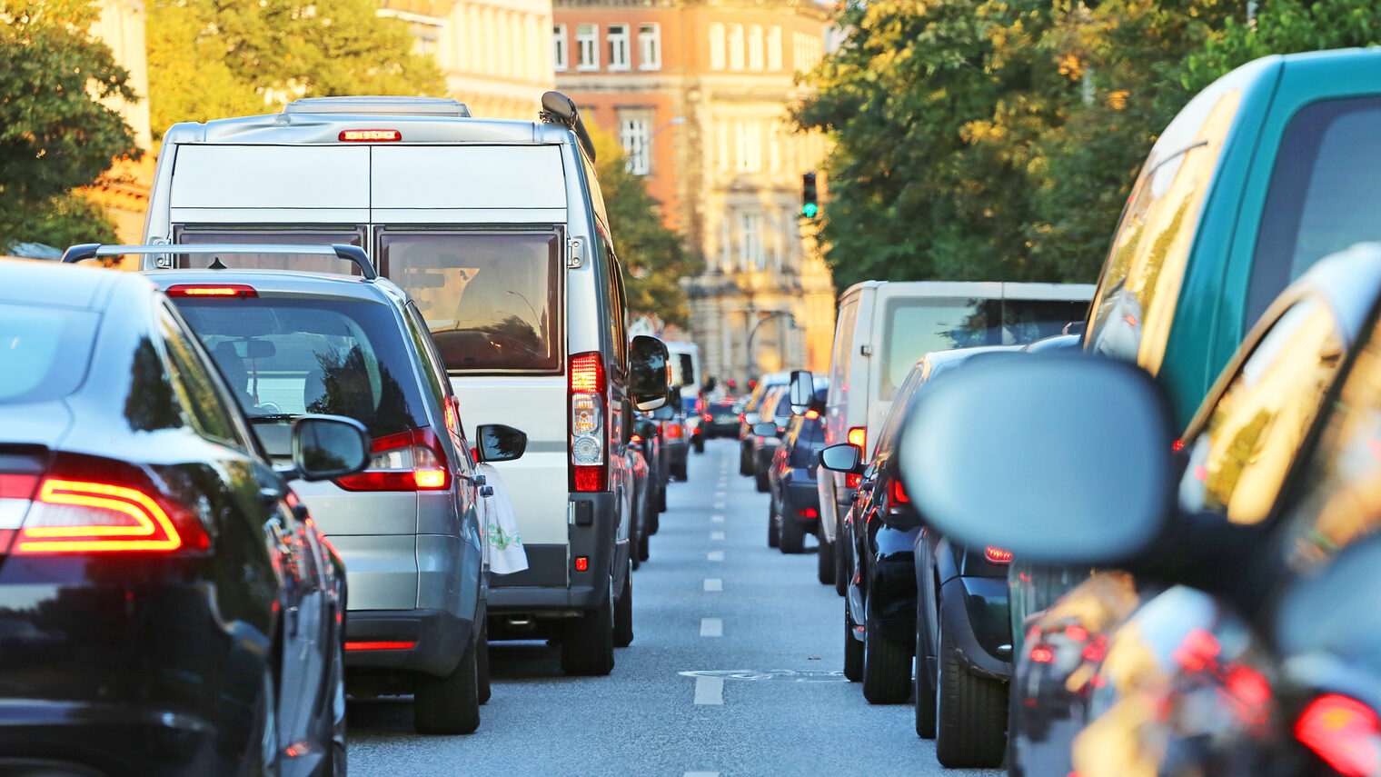 Mehrere Autos stehen in der Innenstadt im Stau 