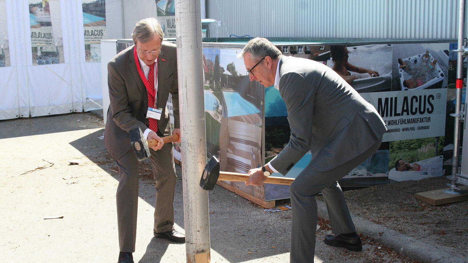 Mannheims Oberbürgermeister Dr. Peter Kurz (rechts) und der Präsident der Handwerkskammer Mannheim Rhein-Neckar-Odenwald, Alois Jöst, (links) setzen gemeinsam den Maibaum für den Maimarkt 2018.