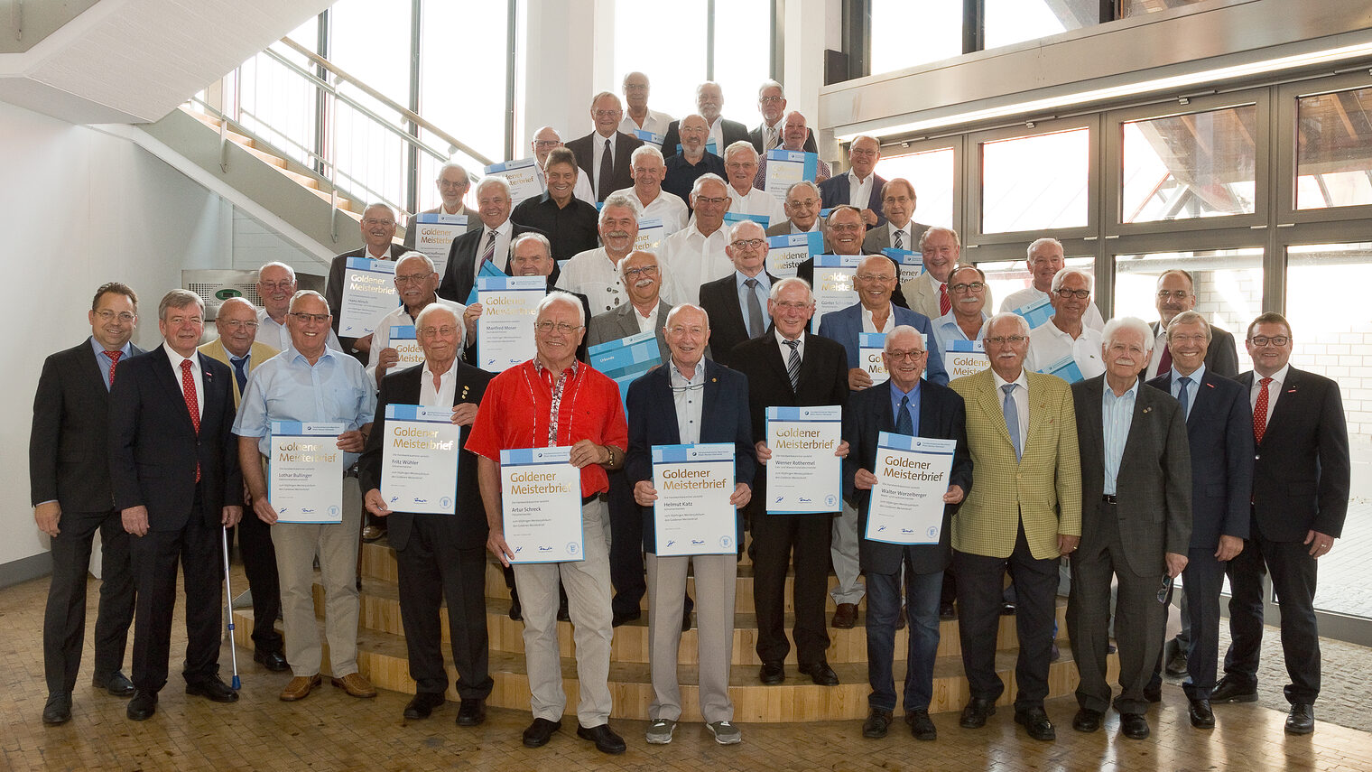 Zu einem Gruppenbild stellten sich die Goldenen Meister 2018 mit dem Obermeister der Kfz-Innung Rhein-Neckar-Odenwald, Dietmar Clysters (links) sowie Präsident Alois Jöst (2. von rechts), den Vizepräsidenten Klaus Hofmann (rechts), Martin Sättele (2. von links), Hauptgeschäftsführer Jens Brandt (3. von rechts) und dem Ehrenvizepräsident Gerhard Höfler auf.