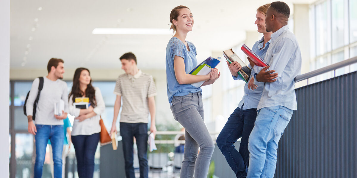 © Robert Kneschke - stock.adobe.com Schüler oder Studenten machen Smalltalk in der Pause in der Schule Schlagwort(e): Pause, Universität, Schule, Studenten, Schüler, reden, Smalltalk, College, studieren, lernen, Frau, Mann, Gruppe, Bildung, Student, Kurs, Lehrgang, Weiterbildung, Examen, Azubi, Abitur, Auszubildende, Studiengang, FH, duales, Fachhochschule, Uni, Klasse, Zusammenarbeit, Studium, Ausbildung, multikulturell, Leute, entspannt, zufrieden, pause, universität, schule, studenten, schüler, reden, smalltalk, college, studieren, lernen, frau, mann, gruppe, bildung, student, kurs, lehrgang, weiterbildung, examen, azubi, abitur, auszubildende, studiengang, fh, duales, fachhochschule, uni, klasse, zusammenarbeit, studium, ausbildung, multikulturell, leute, entspannt, zufrieden