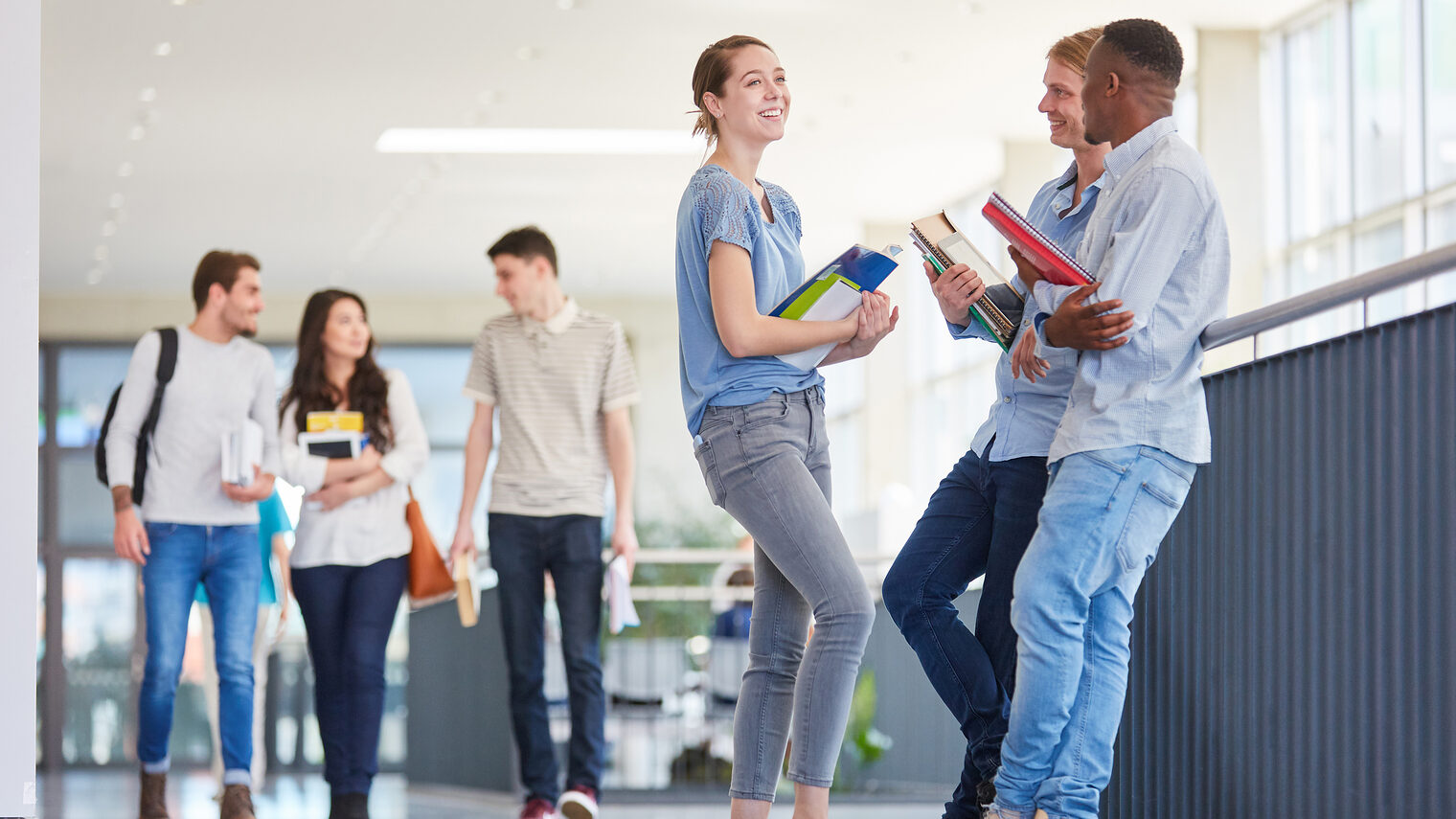 Junge Menschen in einer Schule, die sich unterhalten 