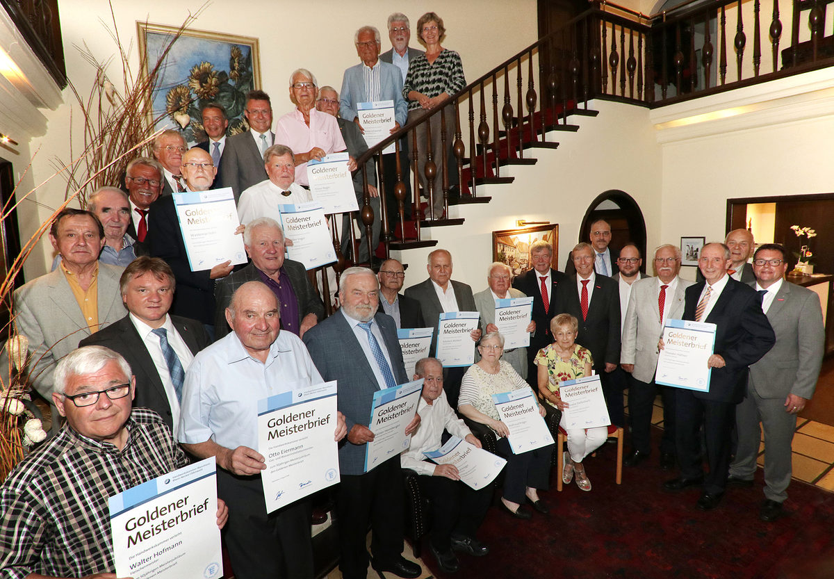Zu einem Gruppenbild stellten sich die Goldenen Meister 2018 mit Landrat Dr. Achim Brötel (auf der Treppe, 6. von rechts), Präsident Alois Jöst (7. von rechts), den Vizepräsidenten Klaus Hofmann (rechts), Martin Sättele (8. von links), Hauptgeschäftsführer Jens Brandt (6. von rechts) und dem Ehrenvizepräsident Gerhard Höfler(4. von rechts) auf. Zu einem Gruppenbild stellten sich die Goldenen Meister 2018 mit Landrat Dr. Achim Brötel (auf der Treppe, 6. von rechts), Präsident Alois Jöst (7. von rechts), den Vizepräsidenten Klaus Hofmann (rechts), Martin Sättele (8. von links), Hauptgeschäftsführer Jens Brandt (6. von rechts) und dem Ehrenvizepräsident Gerhard Höfler(4. von rechts) auf.