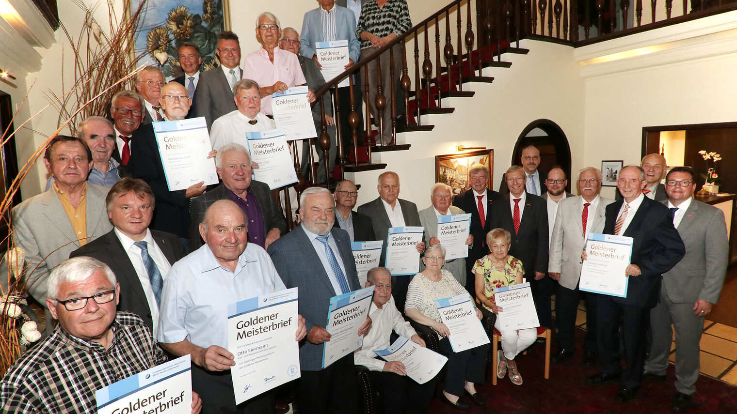 Zu einem Gruppenbild stellten sich die Goldenen Meister 2018 mit Landrat Dr. Achim Brötel (auf der Treppe, 6. von rechts), Präsident Alois Jöst (7. von rechts), den Vizepräsidenten Klaus Hofmann (rechts), Martin Sättele (8. von links), Hauptgeschäftsführer Jens Brandt (6. von rechts) und dem Ehrenvizepräsident Gerhard Höfler(4. von rechts) auf.