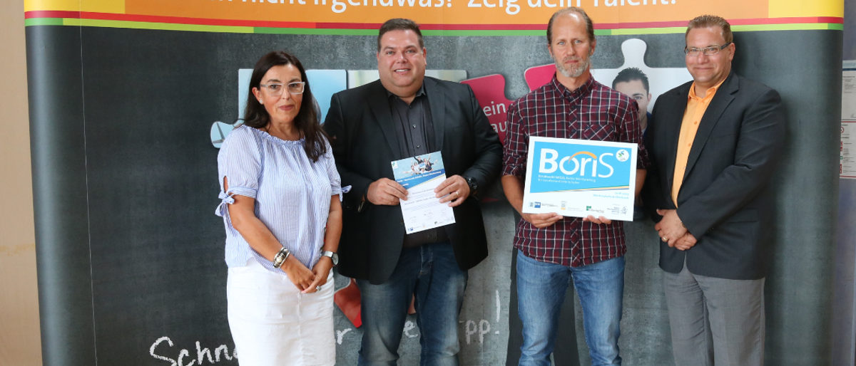 (v.l.n.r.) Gabriele Ritter, das Team der Werkrealschule Eberbach und Alexander Urban (Projektbüro Boris - Berufswahl-Siegel). Werkrealschule Eberbach