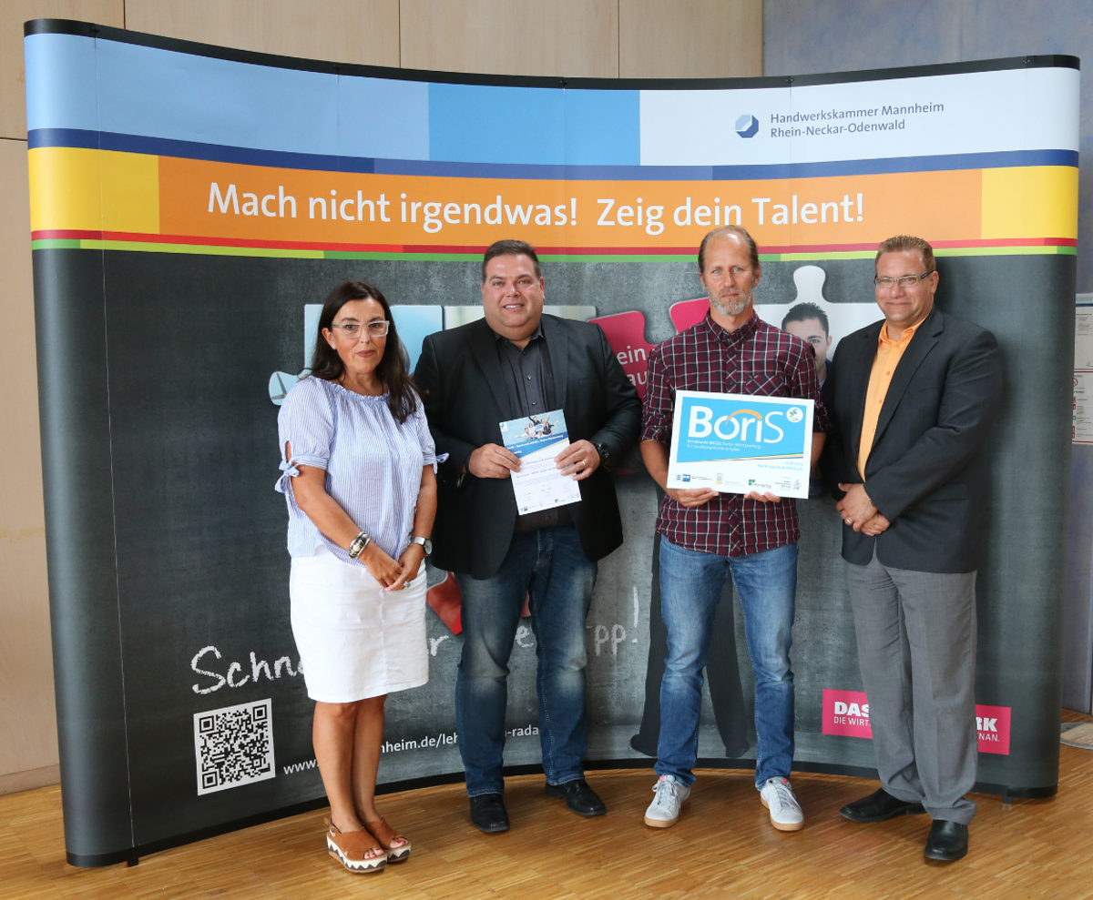 (v.l.n.r.) Gabriele Ritter, das Team der Werkrealschule Eberbach und Alexander Urban (Projektbüro Boris - Berufswahl-Siegel). Werkrealschule Eberbach