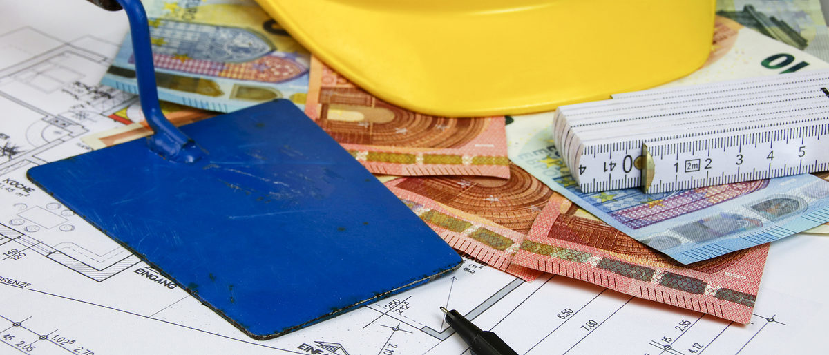 ©Ideenkoch - stock.adobe.com bau, baugewerbe, helm, bauhelm, bauwirtschaft, geld, hausbau, baustelle, betrug, handwerker, sparen, bauen, haus, architekt, büro, bauleiter, geldscheine, bezahlen, korruption, korrupt, finanzierung, immobilie, finanzieren, finanz, finanzpolizei, euro, eigenheim, kosten, bargeld, steuerbetrug, steuerhinterziehung, baufirma, firma, baukosten, postkastenfirma, zollstock, messen, plan, planung, hausplan, traumhaus, traum, alptraum, maurerkelle, handwerkerbonus, kostenplanung, schwarzarbeit