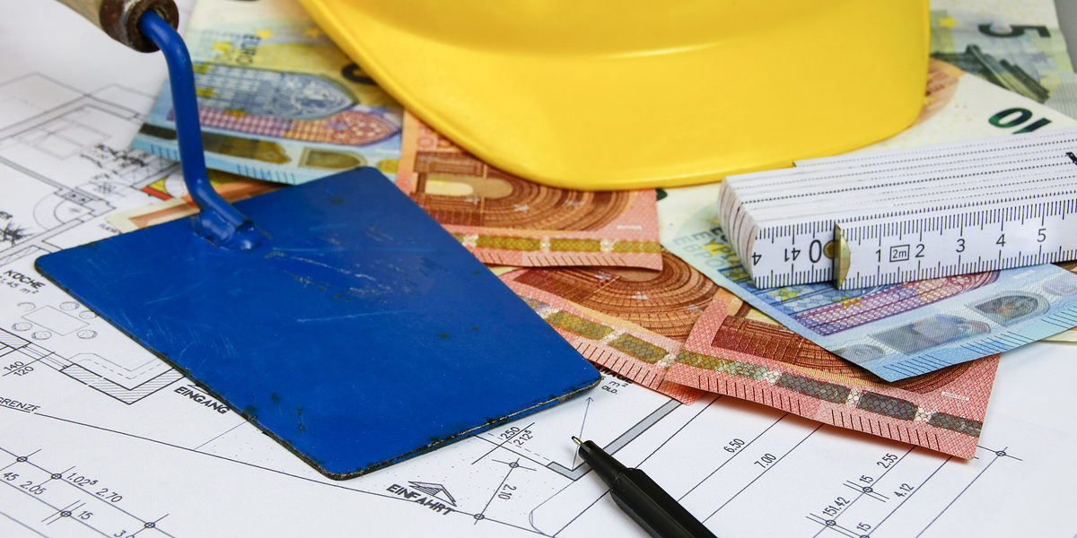 ©Ideenkoch - stock.adobe.com bau, baugewerbe, helm, bauhelm, bauwirtschaft, geld, hausbau, baustelle, betrug, handwerker, sparen, bauen, haus, architekt, büro, bauleiter, geldscheine, bezahlen, korruption, korrupt, finanzierung, immobilie, finanzieren, finanz, finanzpolizei, euro, eigenheim, kosten, bargeld, steuerbetrug, steuerhinterziehung, baufirma, firma, baukosten, postkastenfirma, zollstock, messen, plan, planung, hausplan, traumhaus, traum, alptraum, maurerkelle, handwerkerbonus, kostenplanung, schwarzarbeit