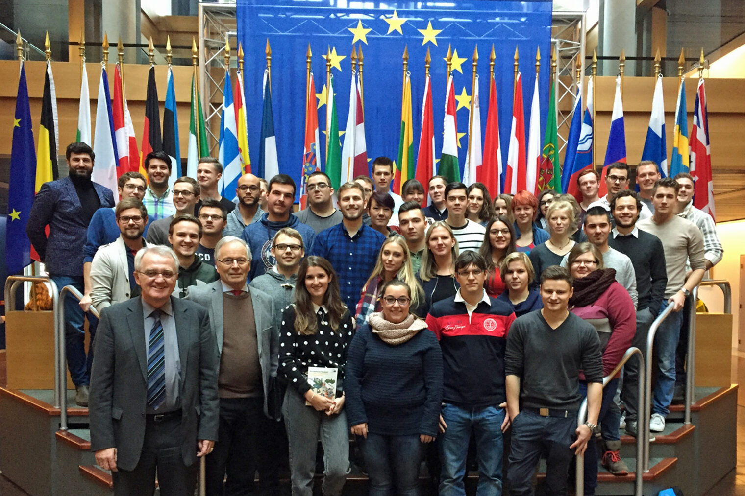 Viele Menschen stehen vor der Flagge der Europäischen Union 