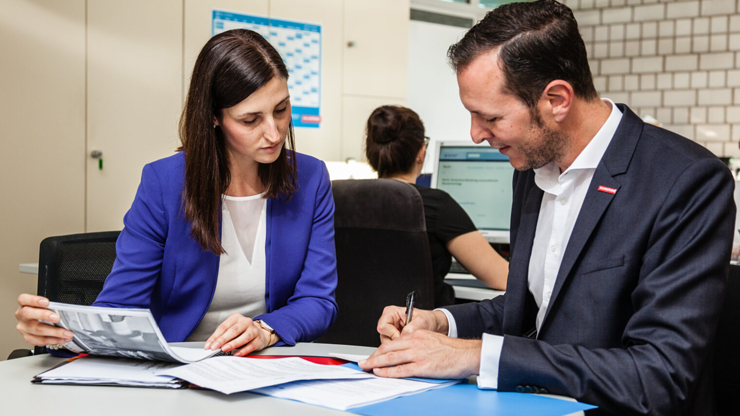 Beratungsgespräch zwischen einem Mann und einer Frau 