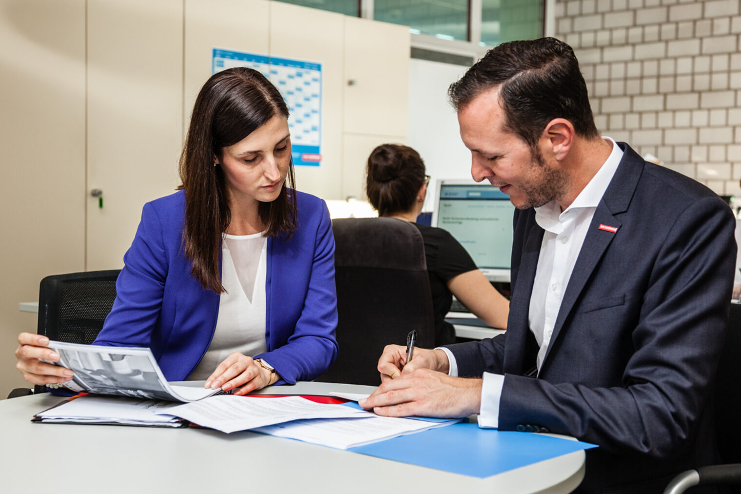 Beratungsgespräch zwischen einem Mann und einer Frau 