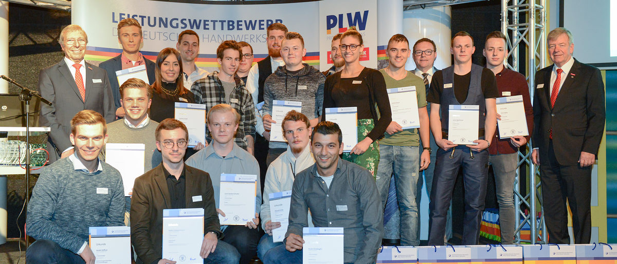 Nach der Auszeichnung der Kammersiegerinnen und Kammersieger des Leistungswettbewerbs des Deutschen Handwerks stellten sich alle beteiligten mit Kammerpräsident Alois Jöst (links stehend), Kammervizepräsident Klaus Hofmann (vierter von rechts stehend) und Kammervizepräsident Martin Sättele (erster von rechts) dem Fotografen PLW, Leistungswettbewerb, Sieger, Handwerkskammer, RNF
