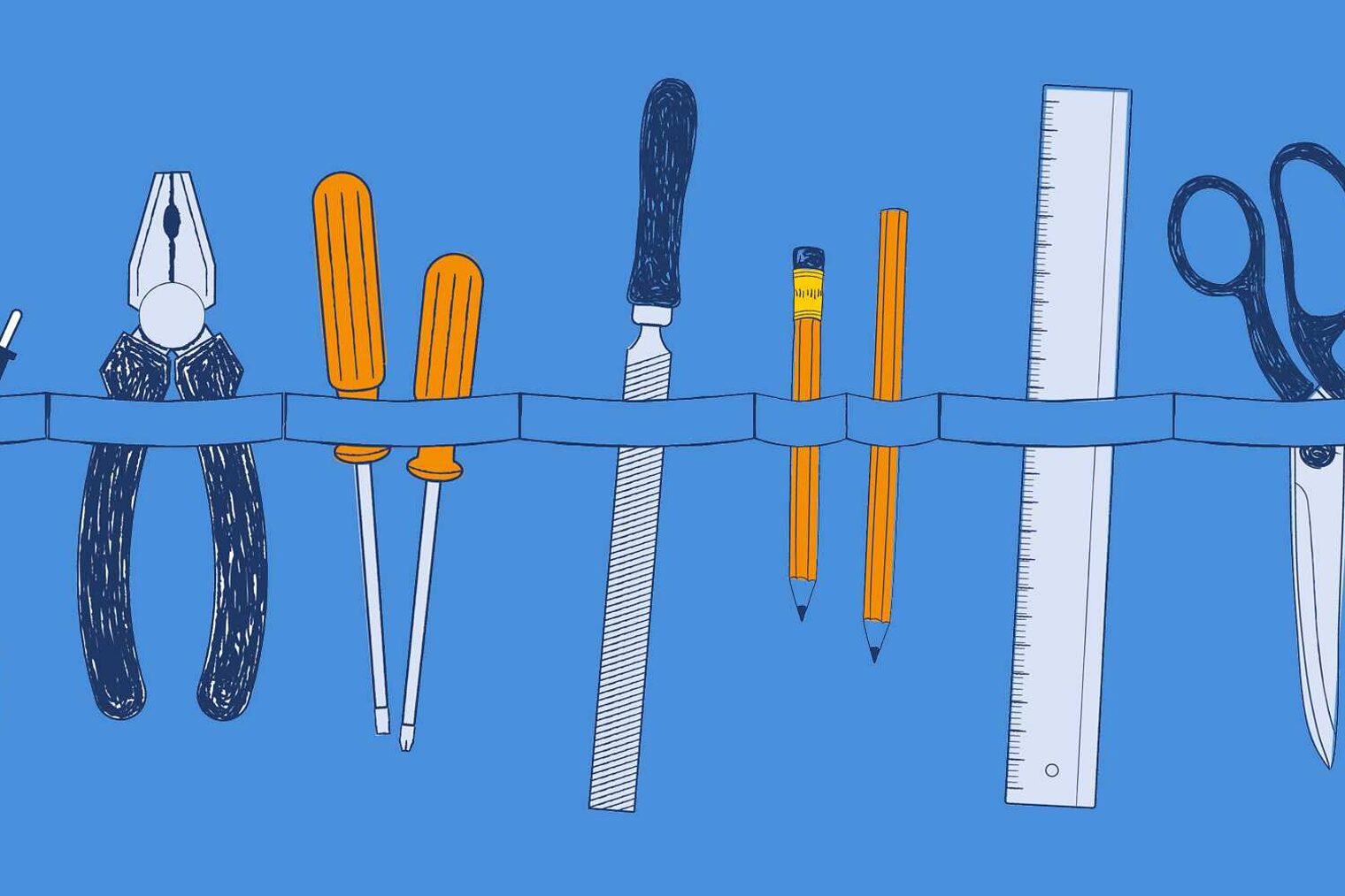 Werkzeuge von links nach rechts: Hammer, Multimeter, Zange, Schraubenzieher, Feile, Bleistift, Maßstab, Schere, Gabelschlüssel, Spannungsprüfer