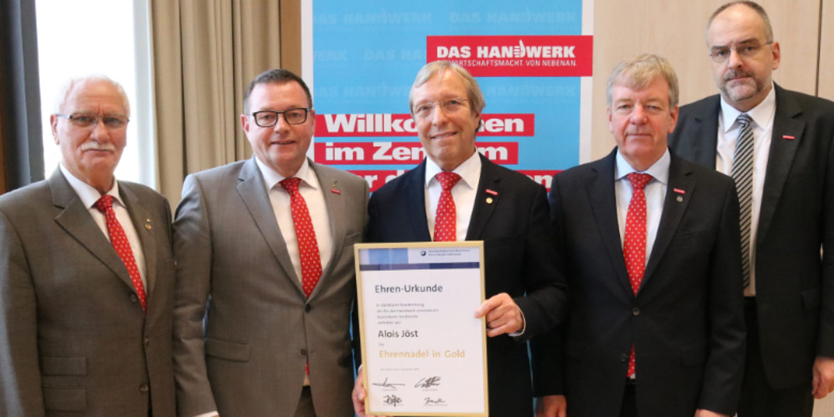 Nach der Verleihung der Goldenen Ehrennadel stellte sich Präsident Alois Jöst (Mitte) zusammen mit Vizepräsident Arbeitgeberseite Klaus Hofmann (2. v. links), Vizepräsident Arbeitnehmerseite Martin Sättele (2. v. rechts), Hauptgeschäftsführer Jens Brandt (rechts) und Ehrenvizepräsident Gerhard Höfler (links) dem Fotografen. Goldene, Ehrennadel, Vollversammlung, Jöst, Höfler, Präsident, Vizepräsident, Ehrenvizepräsident, Brandt, Sättele, Hofmann