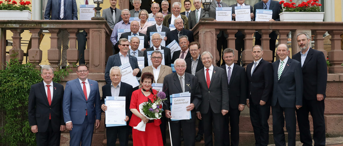 Zu einem Gruppenbild stellten sich die Goldenen Meister 2019 mit Landrat Dr. Achim Brötel (4. von rechts), Präsident Alois Jöst (5. von rechts), den Vizepräsidenten Martin Sättele (links) und Klaus Hofmann (2. von links), Ehrenkreishandwerksmeister Theodor Häfner (2. von rechts), Kreishandwerksmeister Friedbert Englert (letzte Reihe, 4. von rechts) sowie Ehren- und Obermeister und Bürgermeister aus den Gemeinden der Goldenen Meister auf. Goldene Meister Buchen und Umgebung