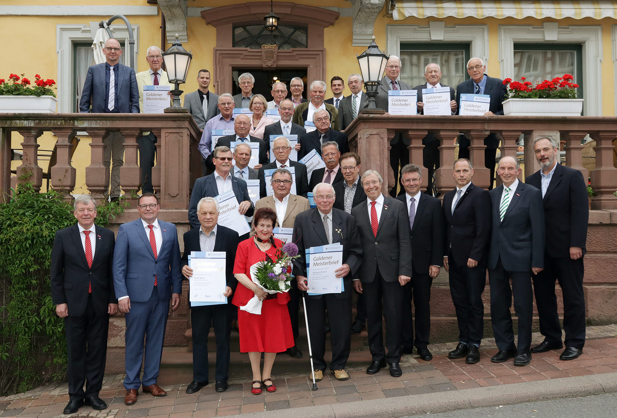 Zu einem Gruppenbild stellten sich die Goldenen Meister 2019 mit Landrat Dr. Achim Brötel (4. von rechts), Präsident Alois Jöst (5. von rechts), den Vizepräsidenten Martin Sättele (links) und Klaus Hofmann (2. von links), Ehrenkreishandwerksmeister Theodor Häfner (2. von rechts), Kreishandwerksmeister Friedbert Englert (letzte Reihe, 4. von rechts) sowie Ehren- und Obermeister und Bürgermeister aus den Gemeinden der Goldenen Meister auf. Goldene Meister Buchen und Umgebung