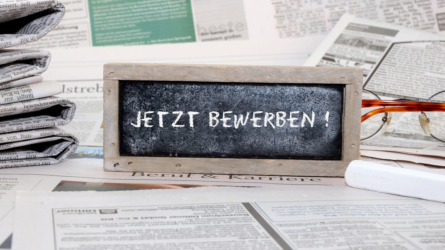 Tafel mit Schriftzug: Jetzt bewerben!