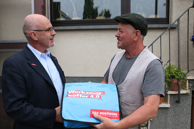 Detlev Michalke, Leiter der Pressestelle der Handwerkskammer bei der Übergabe an Steinmetzmeister Detlef Kleineidam