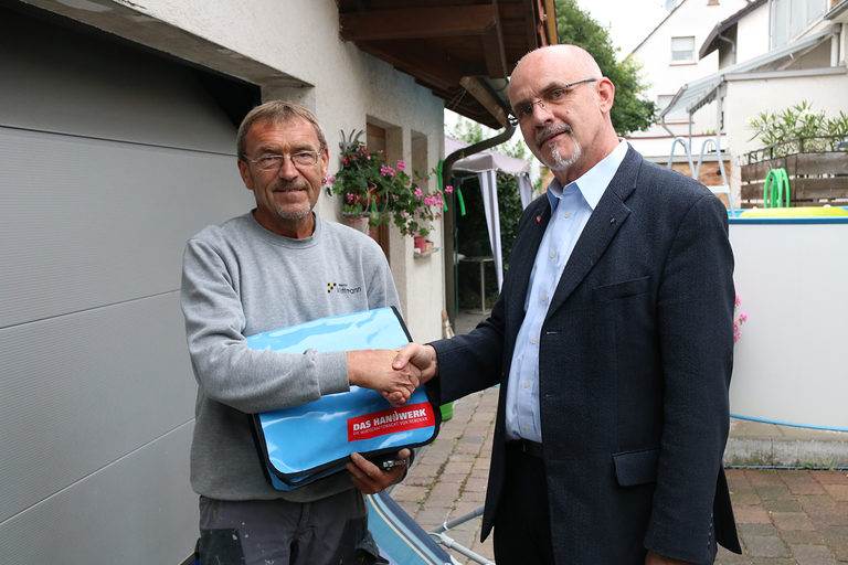 Werner Wittmann mit seinem Fliesenlegerfachbetrieb nahm den Werkzeugkoffer, überreicht von Detlev Michalke, Leiter der Pressestelle der Handwerkskammer, freudig entgegen