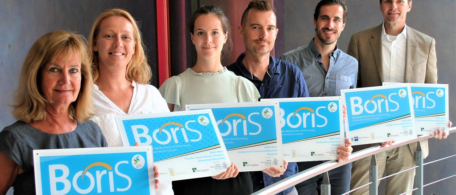 Verschiedene Vertreter der Preisträgerschulen des BoriS Berufswahlsiegel 2019 halten die Auszeichnung in der Hand. 