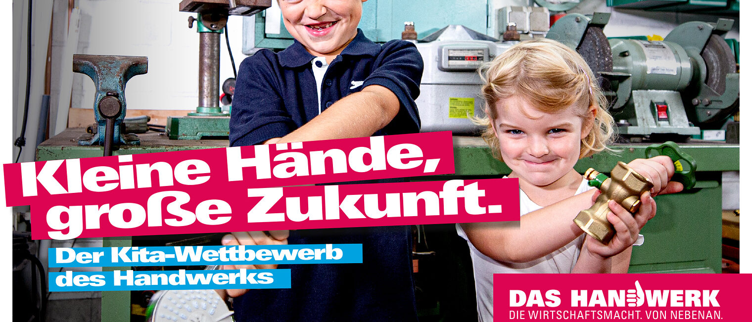 Werbeplakat der KITA-Aktion 2019/2020. Zu sehen sind zwei Kinder, die in einer Werkstatt Werkstücke in der Hand halten.