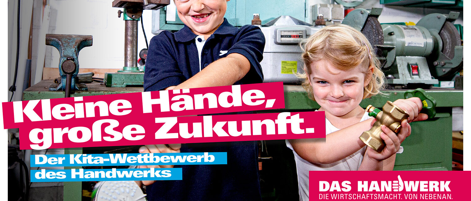 KITA-Aktion 2019/2020 Werbeplakat der KITA-Aktion 2019/2020. Zu sehen sind zwei Kinder, die in einer Werkstatt Werkstücke in der Hand halten.