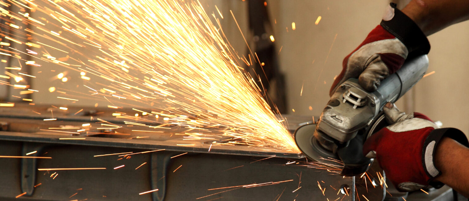 Funken sprühen beim abflexen einer Metallkante. 