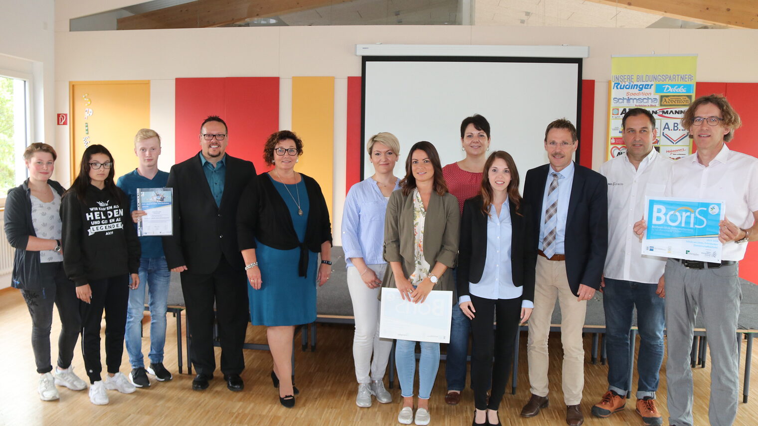 Marcel Tarrey Berufswahlkoordinator, vierter von links, Claudia Orth Handwerkskammer, fünfte von links, Christina Pauls (Arbeitsagentur), sechste von links, Luisa Meinhardt Berufseinstiegsbegleiterin sechste von rechts, Kirsten Schneider Berufseinstiegsbegleiterin fünfte von rechts, Jessica Rumez Volksbank Kirnau, vierte von rechts, Jürgen Galm Bürgermeister dritter von rechts, Dirk Schmitt Firma Maler Schmitt, zweiter von rechts und Jochen Knühl Rektor, rechts.