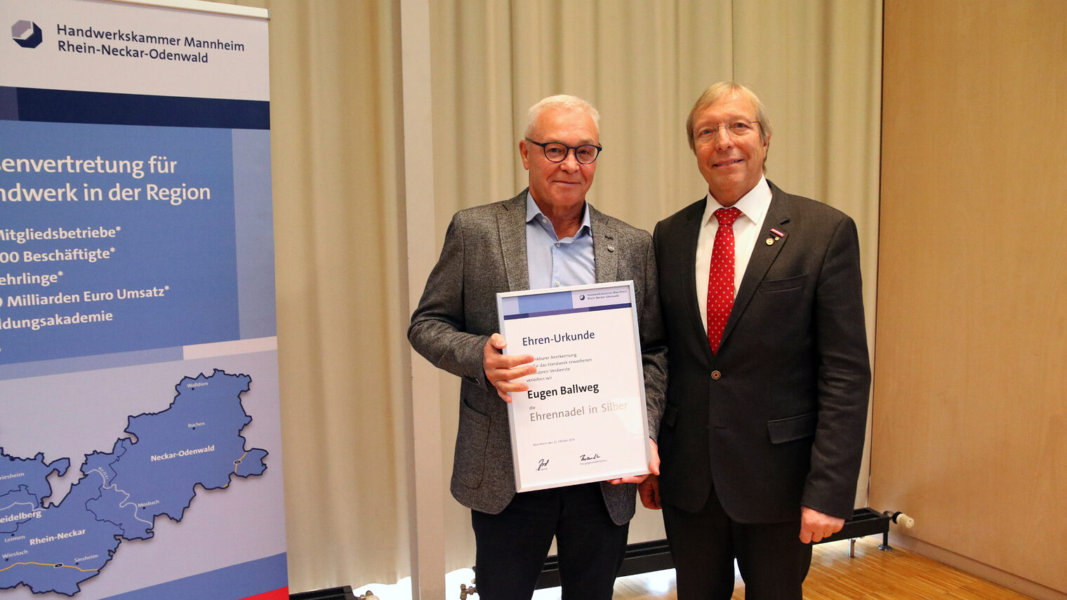 ©Handwerkskammer - Kammerpräsident Alois Jöst (rechts) ehrt Eugen Ballweg (links) mit der Silbernen Ehrennadel. 