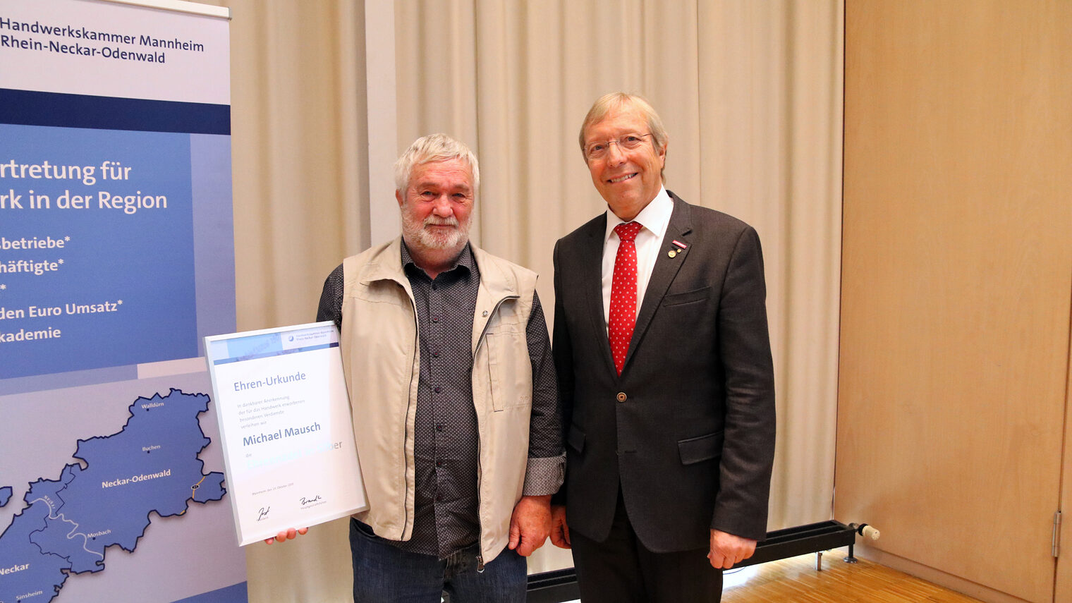 ©Handwerkskammer - Kammerpräsident Alois Jöst (rechts) ehrt Michael Mausch (links) mit der Silbernen Ehrennadel. 