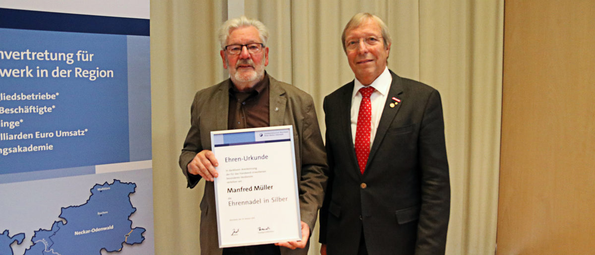 ©Handwerkskammer - Kammerpräsident Alois Jöst (rechts) ehrt Manfred Müller (links) mit der Silbernen Ehrennadel. ©Handwerkskammer - Kammerpräsident Alois Jöst (rechts) ehrt Manfred Müller (links) mit der Silbernen Ehrennadel.