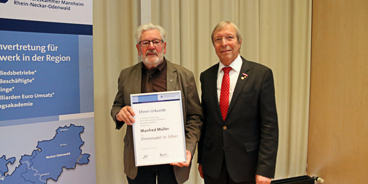 ©Handwerkskammer - Kammerpräsident Alois Jöst (rechts) ehrt Manfred Müller (links) mit der Silbernen Ehrennadel. ©Handwerkskammer - Kammerpräsident Alois Jöst (rechts) ehrt Manfred Müller (links) mit der Silbernen Ehrennadel.