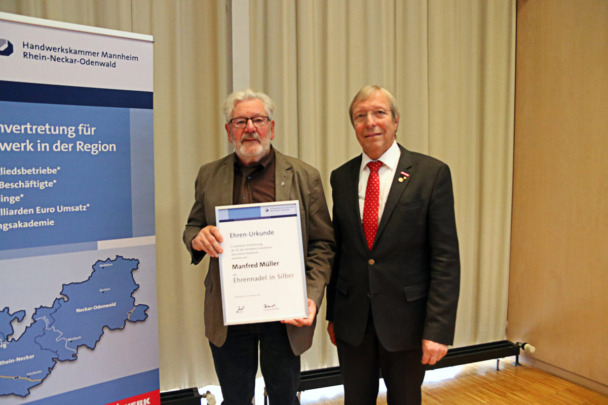 ©Handwerkskammer - Kammerpräsident Alois Jöst (rechts) ehrt Manfred Müller (links) mit der Silbernen Ehrennadel. ©Handwerkskammer - Kammerpräsident Alois Jöst (rechts) ehrt Manfred Müller (links) mit der Silbernen Ehrennadel.